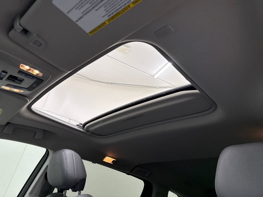 Used 2021 Toyota Sienna XLE w/ XLE Plus Package FWD image 21