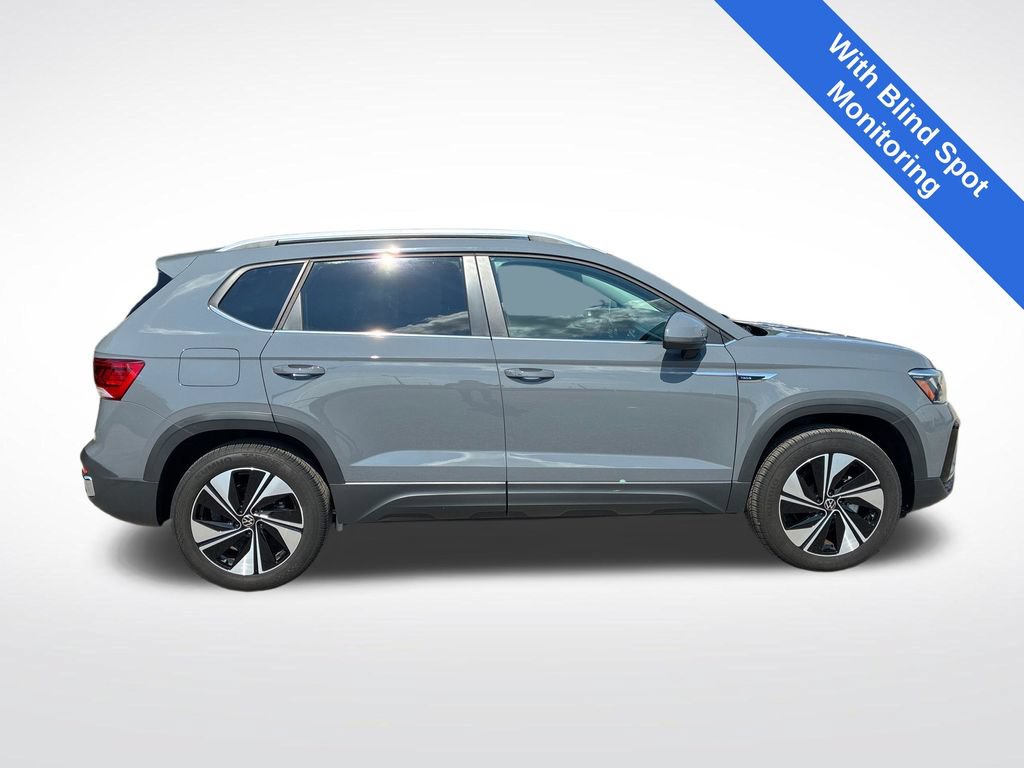 Used 2024 Volkswagen Taos SE AWD/4WD image 2