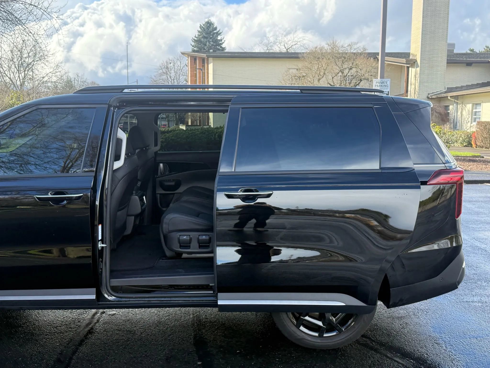 Used 2025 Kia Carnival SX Prestige image 30