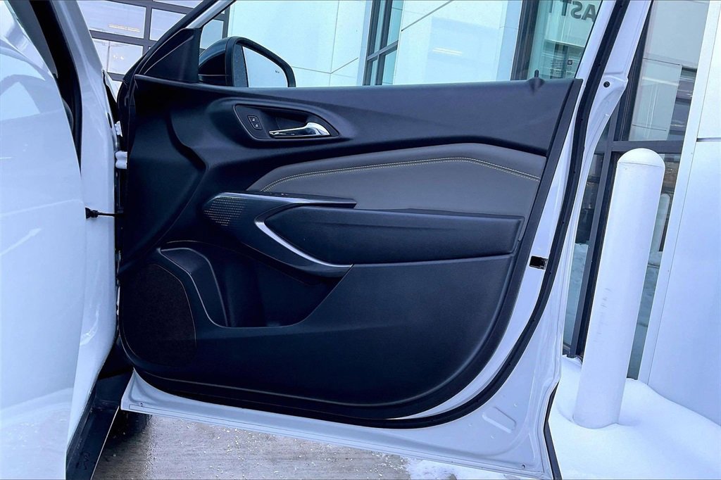 Used 2025 Chevrolet Trax ACTIV w/ Sunroof Package image 24