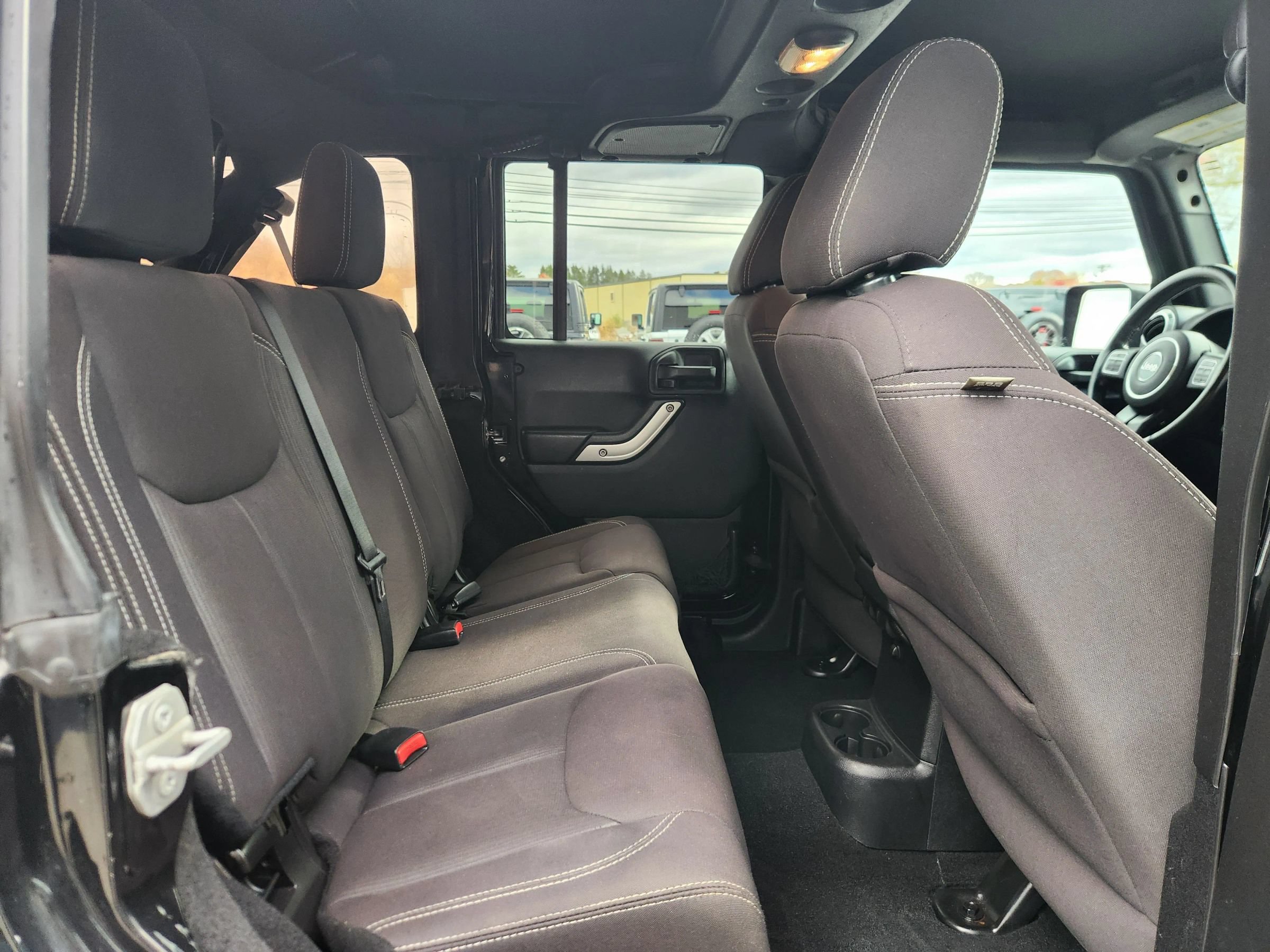 Used 2015 Jeep Wrangler Unlimited Sahara w/ Connectivity Group AWD/4WD image 40