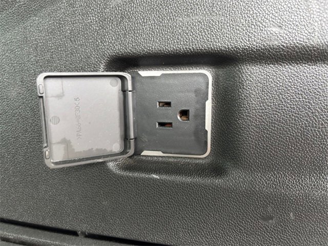 Used 2023 GMC Yukon XL SLE image 33