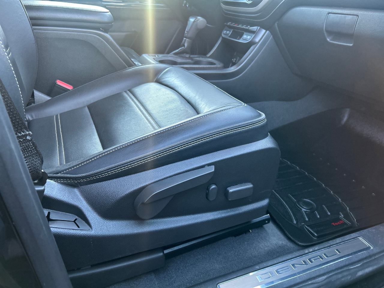 Used 2021 GMC Canyon Denali image 18