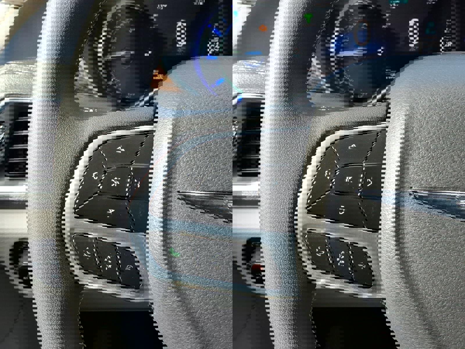 Used 2023 Chrysler Pacifica Limited w/ Uconnect Theater Family Group image 16