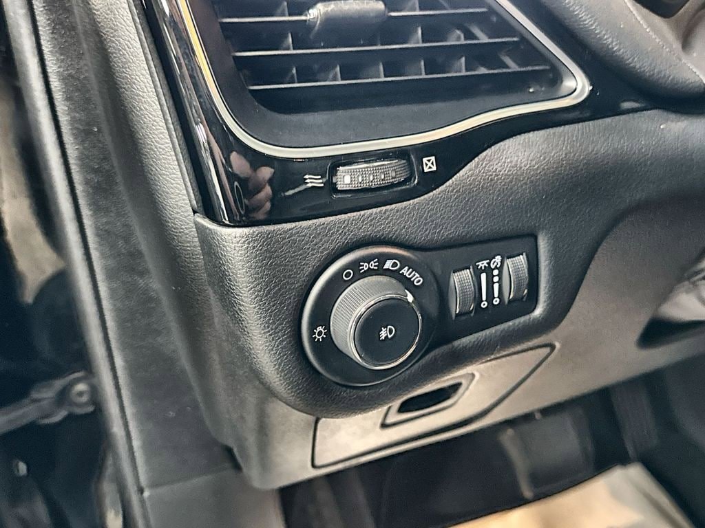 Used 2020 Jeep Cherokee Latitude Plus FWD image 16