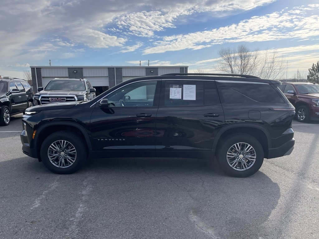 Used 2025 Chevrolet Traverse LT image 4