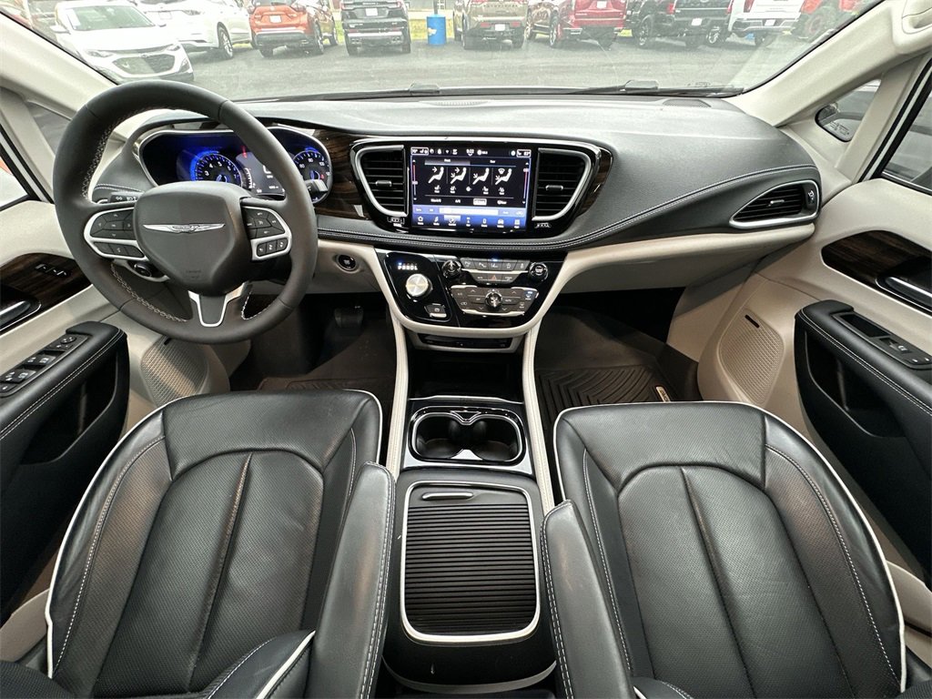 Used 2024 Chrysler Pacifica Limited w/ Uconnect Theater Family Group image 21
