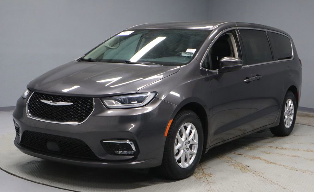 Used 2023 Chrysler Pacifica Touring-L FWD image 6