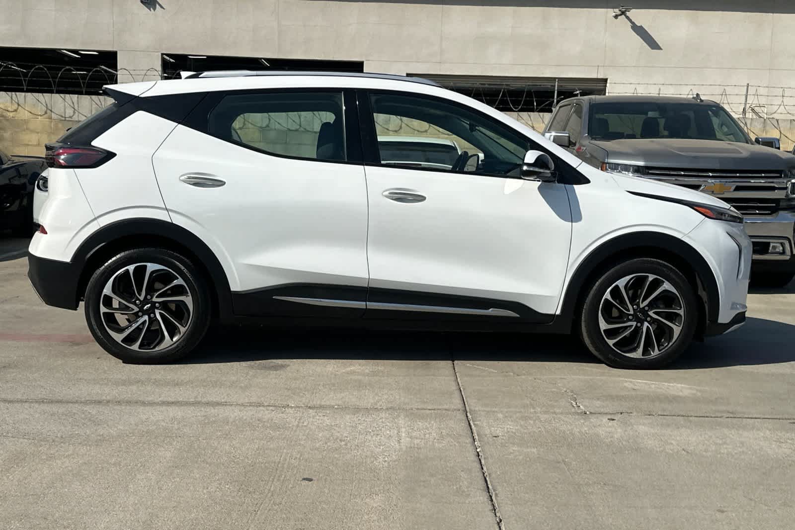 Used 2023 Chevrolet Bolt EUV Premier w/ Super Cruise Package FWD image 9