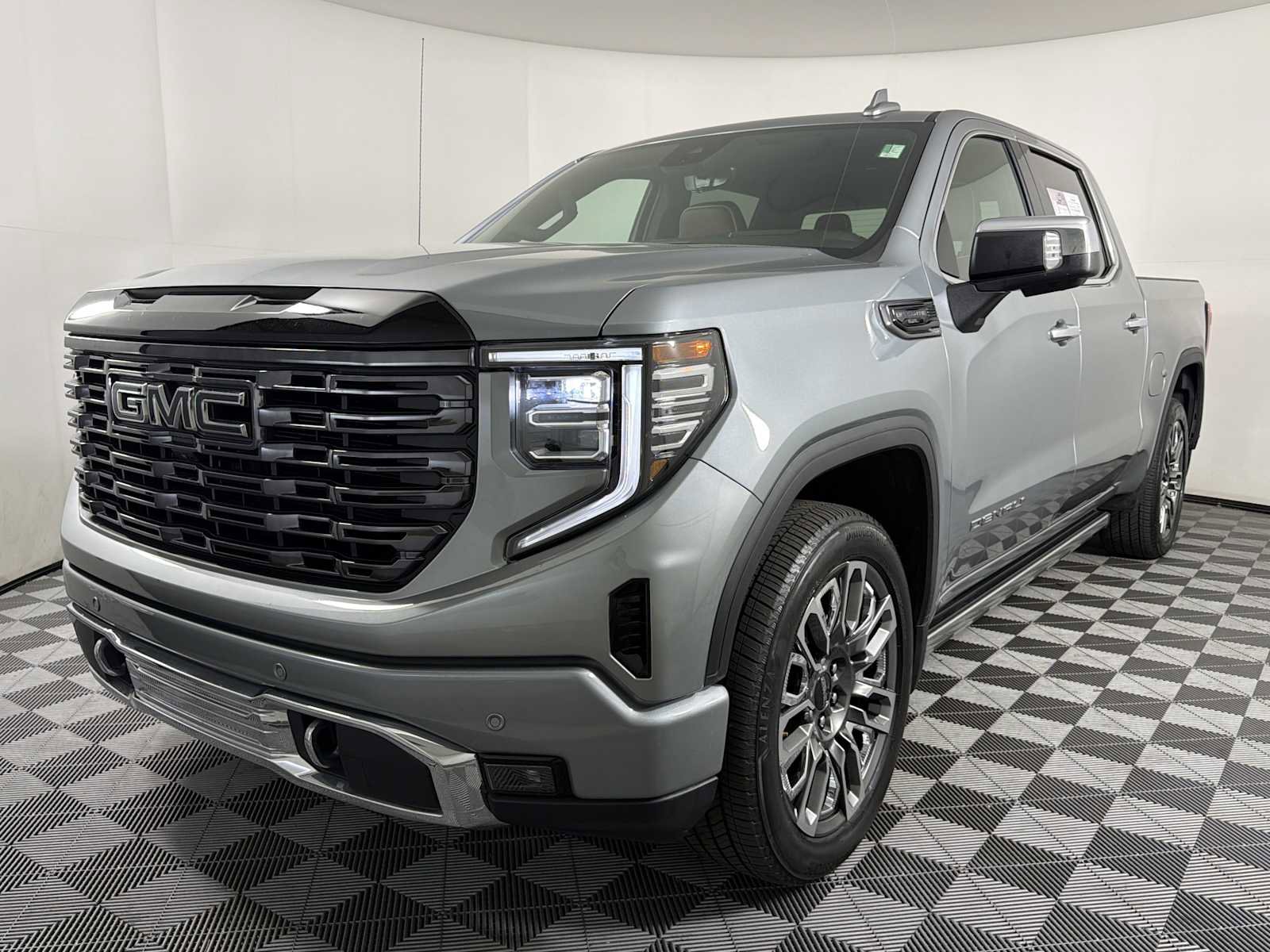 Used 2025 GMC Sierra 1500 Denali Ultimate AWD/4WD image 3