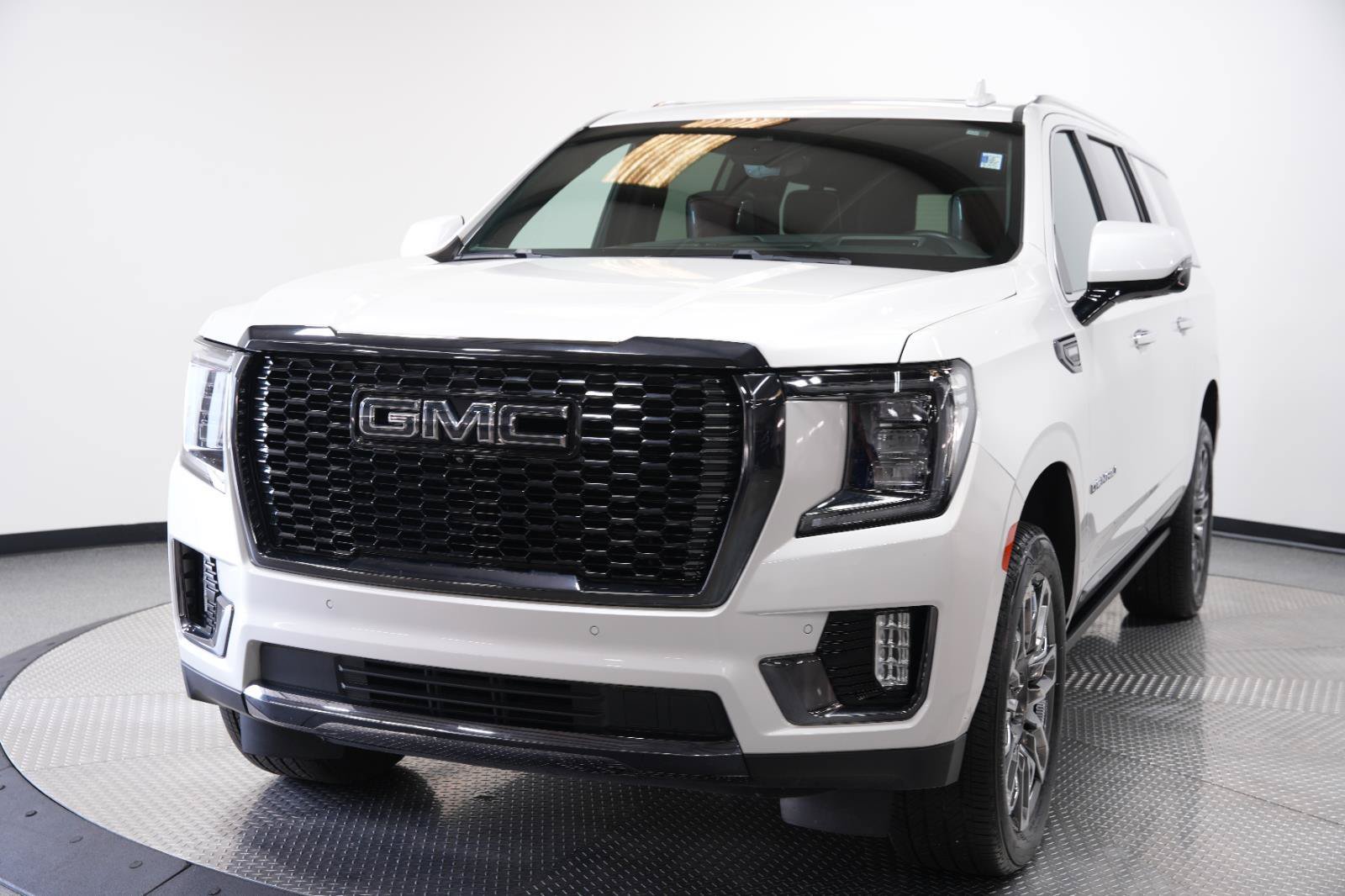 Used 2024 GMC Yukon XL Denali Ultimate AWD/4WD image 3