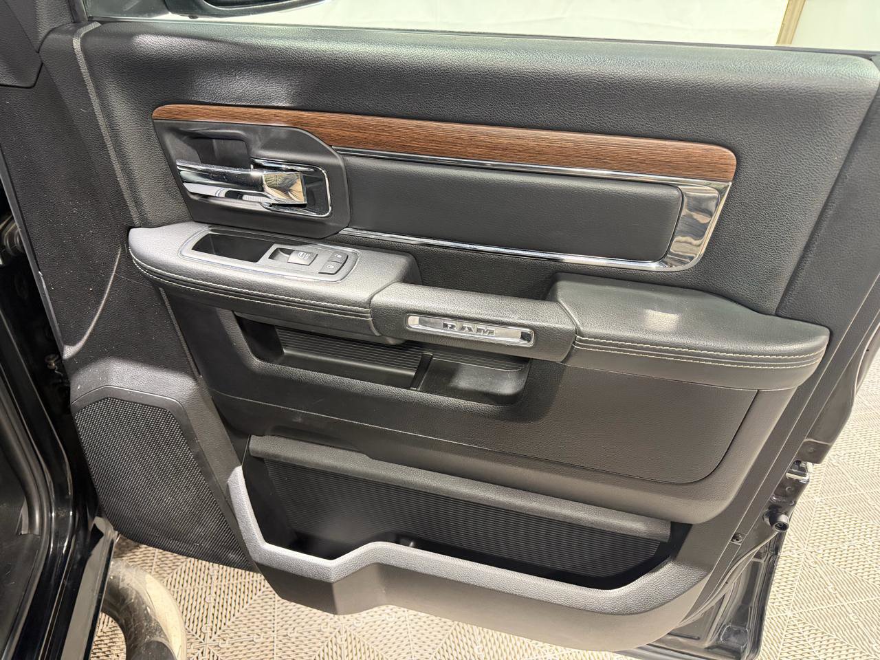 Used 2015 RAM 1500 Laramie w/ Convenience Group AWD/4WD image 13