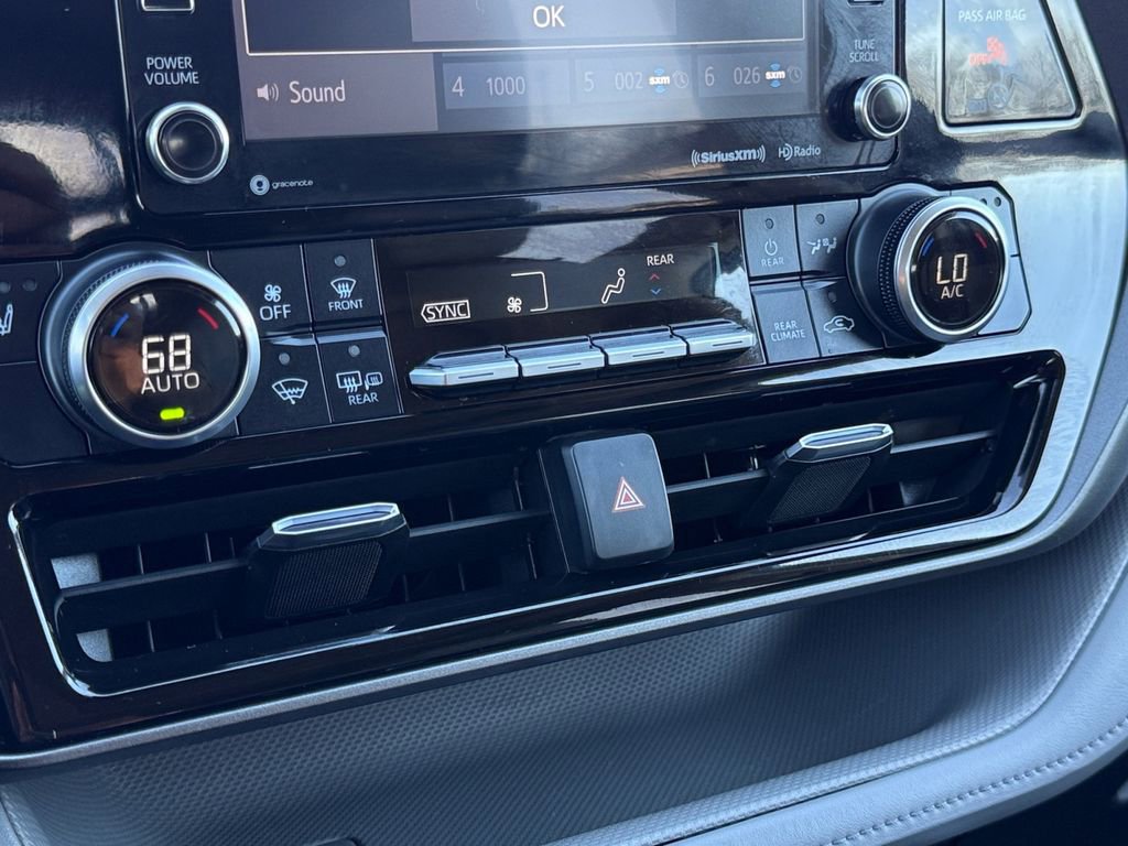 Used 2022 Toyota Highlander XLE image 16