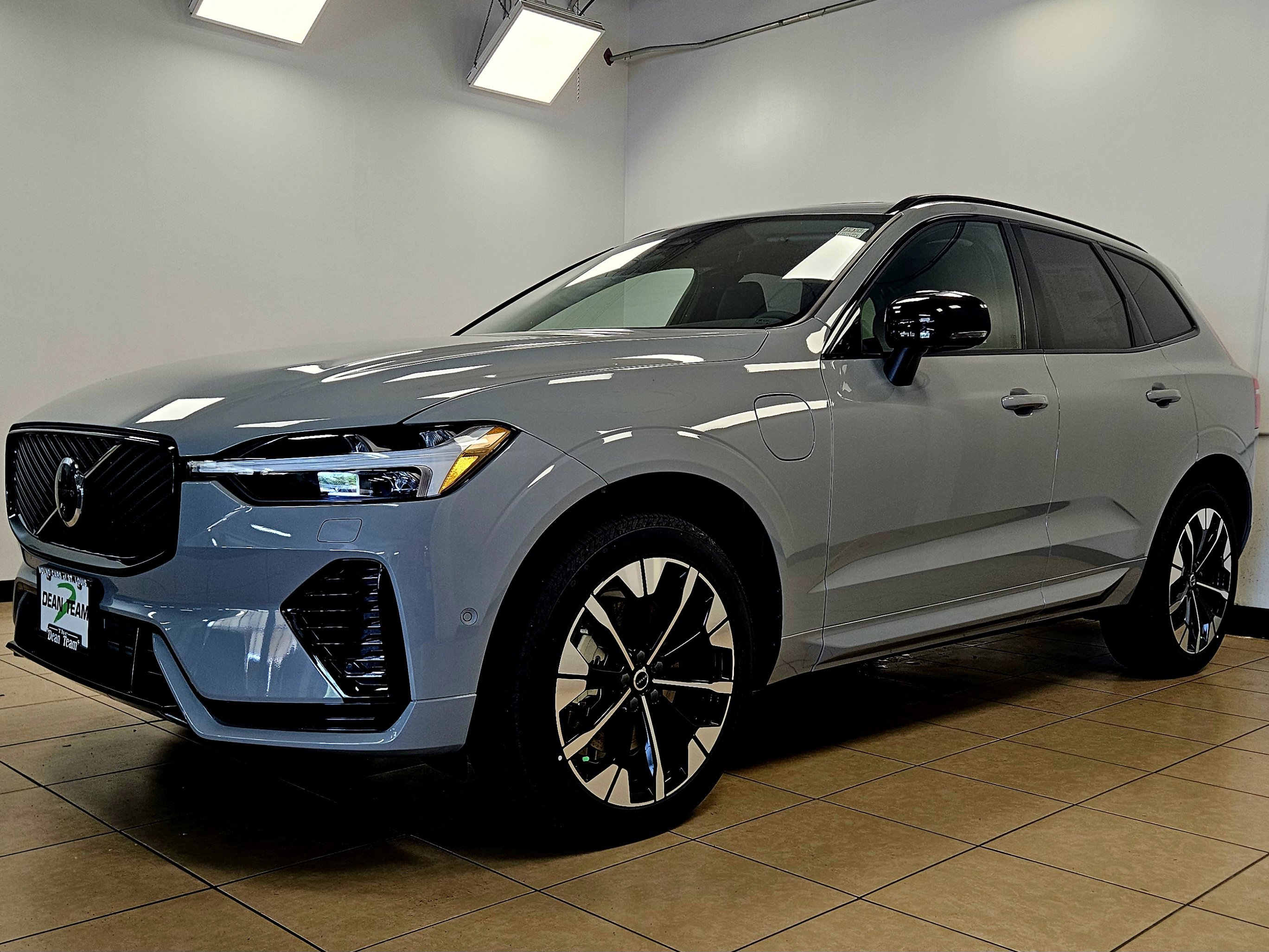 New 2026 Volvo XC60 T8 Plus w/ Protection Package Premier image 4