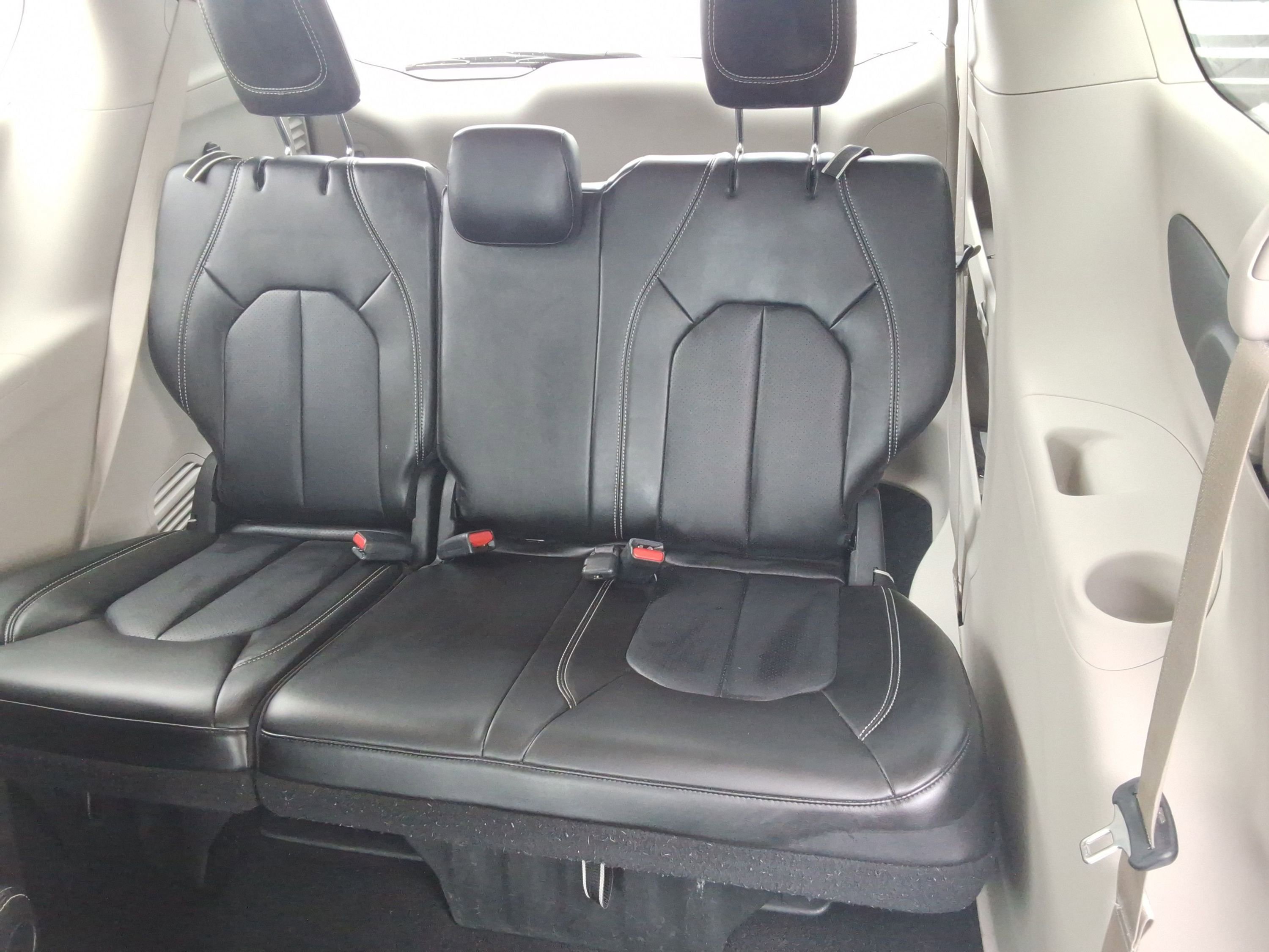 Used 2024 Chrysler Pacifica Touring-L image 28