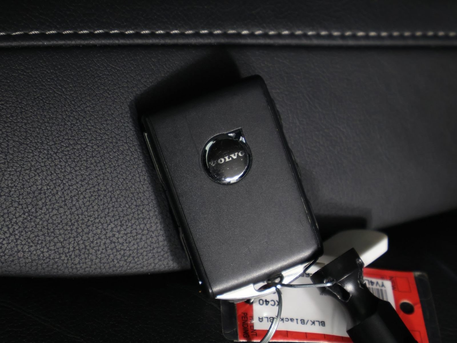 Certified 2025 Volvo XC40 B5 Plus AWD/4WD image 33