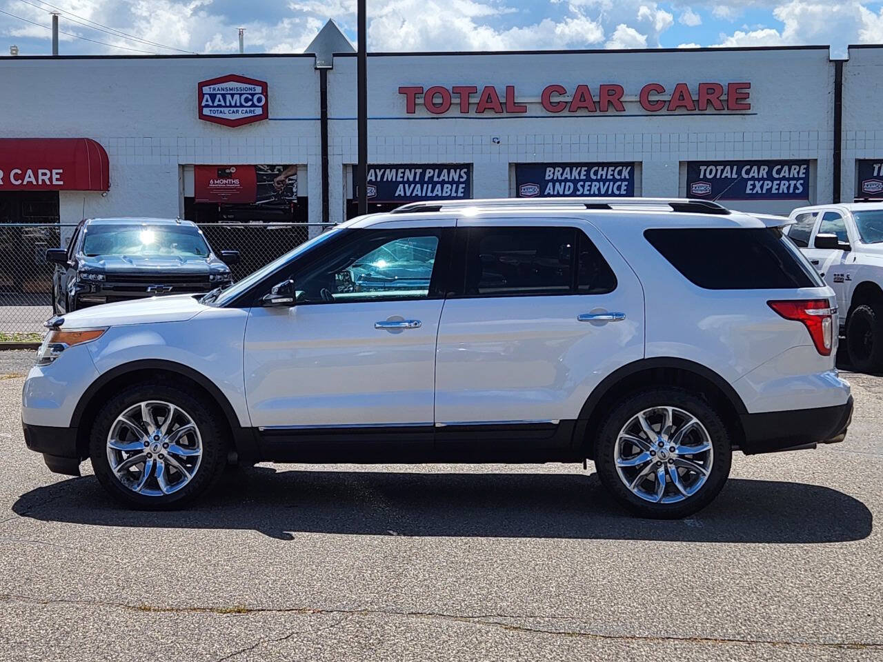 Used 2014 Ford Explorer XLT w/ Equipment Group 202A AWD/4WD image 3
