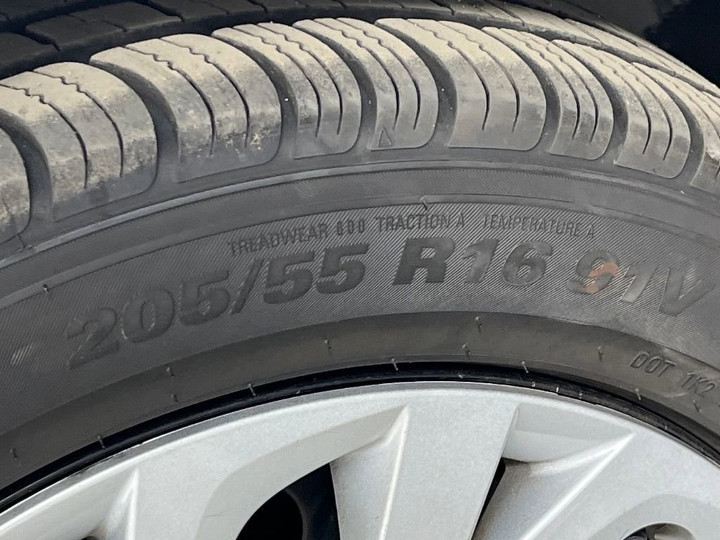 Used 2019 Toyota Corolla LE image 38