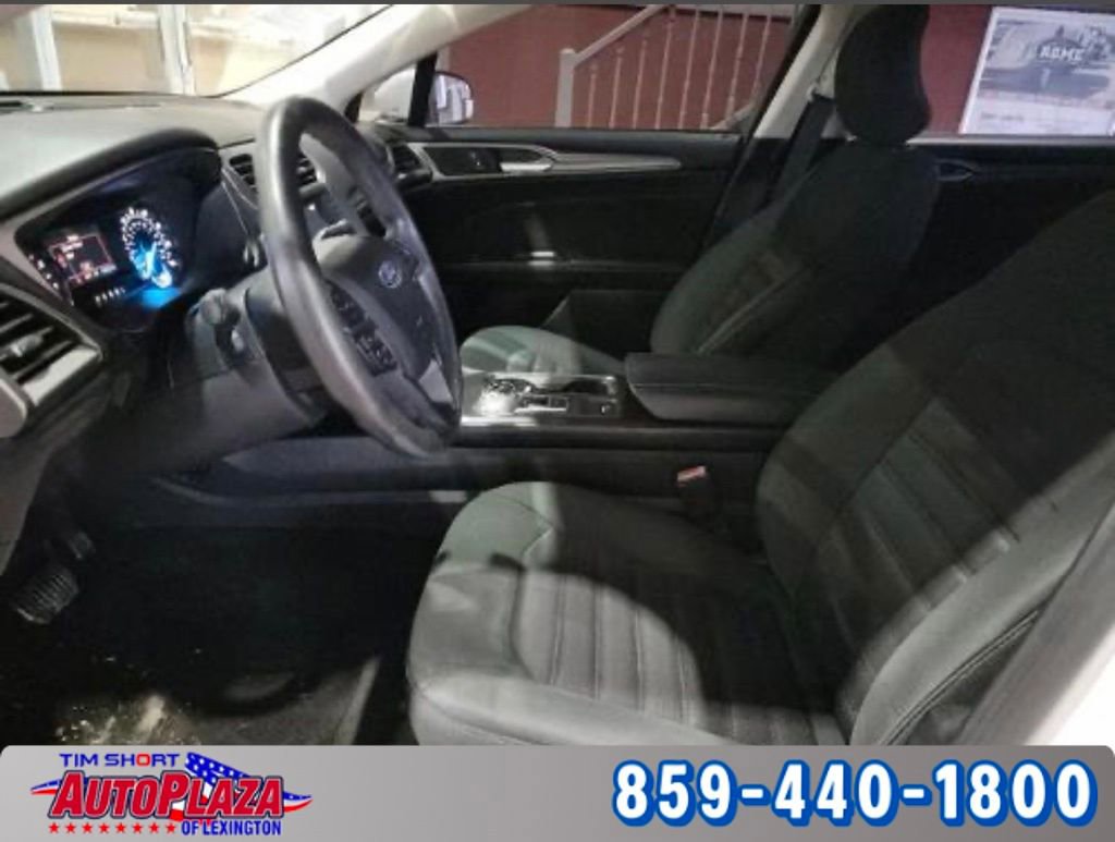 Used 2018 Ford Fusion SE image 2