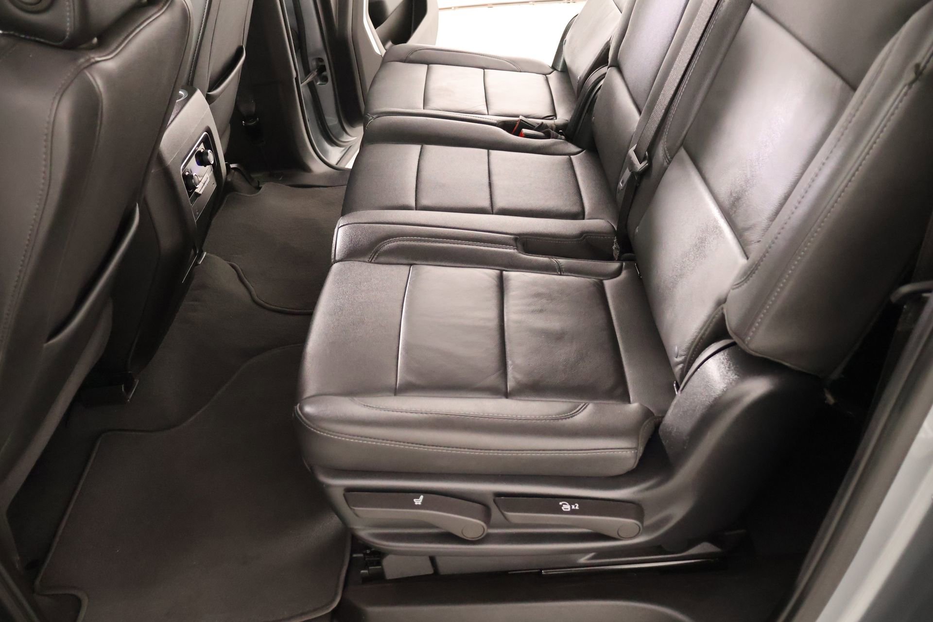 Used 2025 Chevrolet Suburban Z71 AWD/4WD image 12