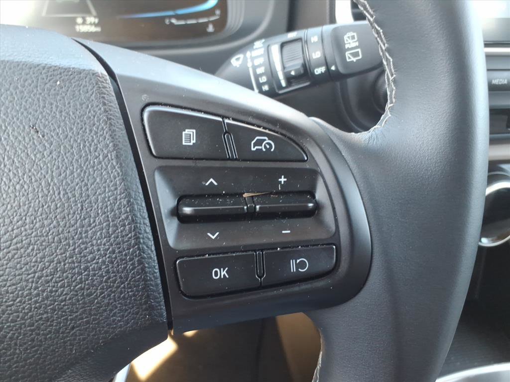 Certified 2025 Hyundai Venue SEL image 20