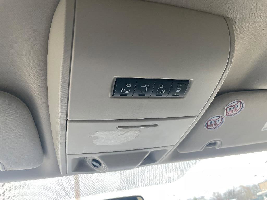 Used 2011 Chrysler Town & Country Touring image 11