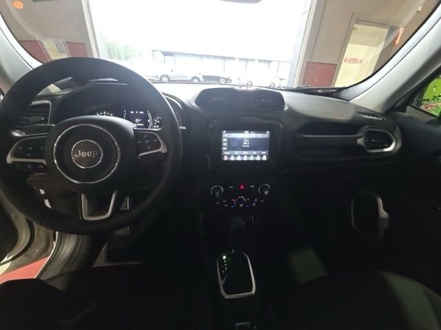 Used 2018 Jeep Renegade Latitude w/ Popular Equipment Group FWD image 5
