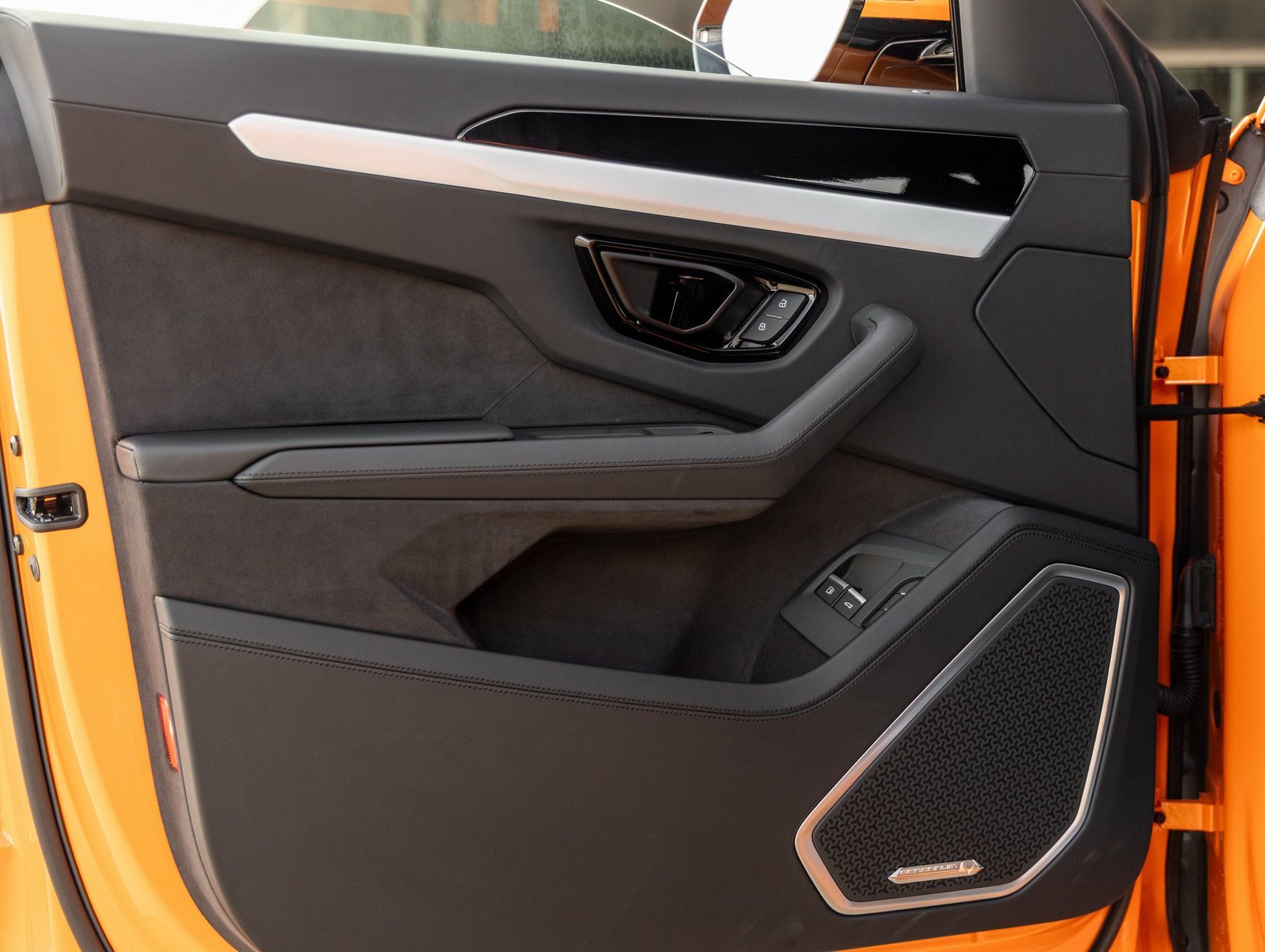 Used 2025 Lamborghini Urus SE image 15