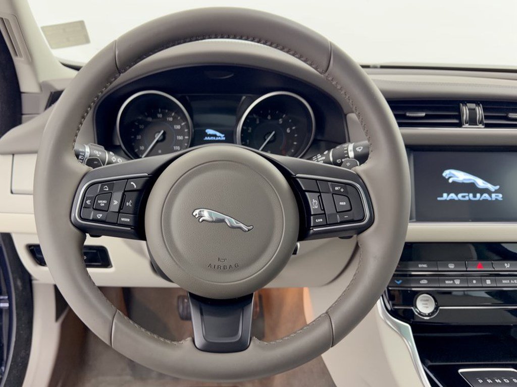 Used 2018 Jaguar XF Premium RWD image 10