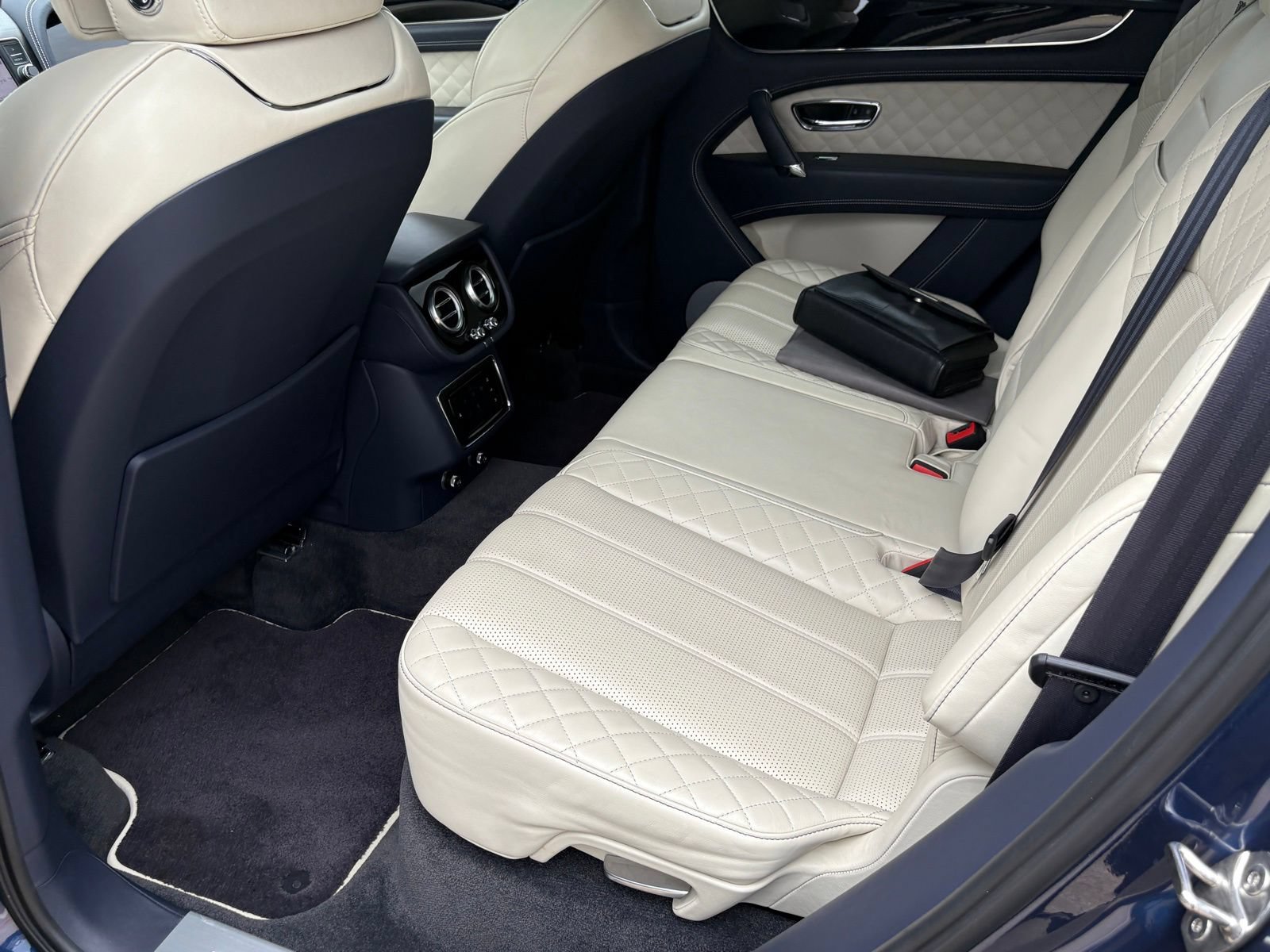 Used 2019 Bentley Bentayga AWD/4WD image 41