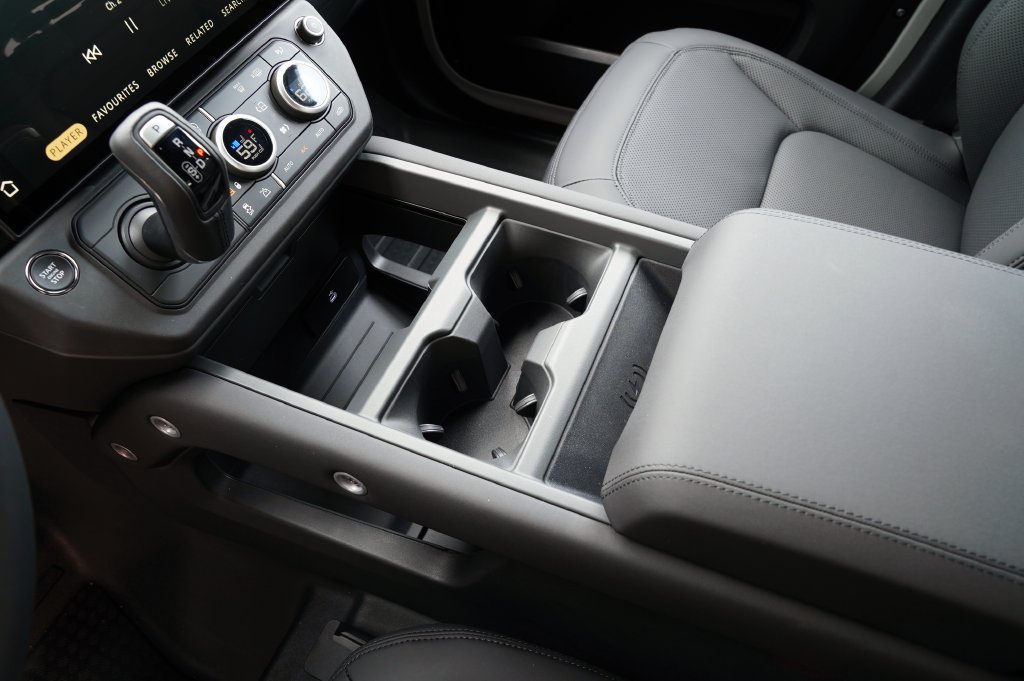 New 2026 Land Rover Defender 130 X-Dynamic SE AWD/4WD image 32