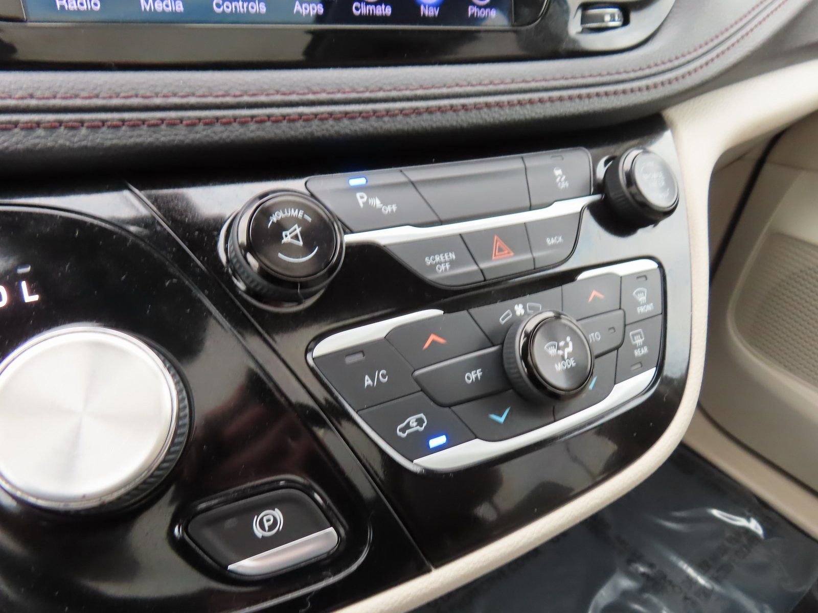 Used 2017 Chrysler Pacifica Limited image 26