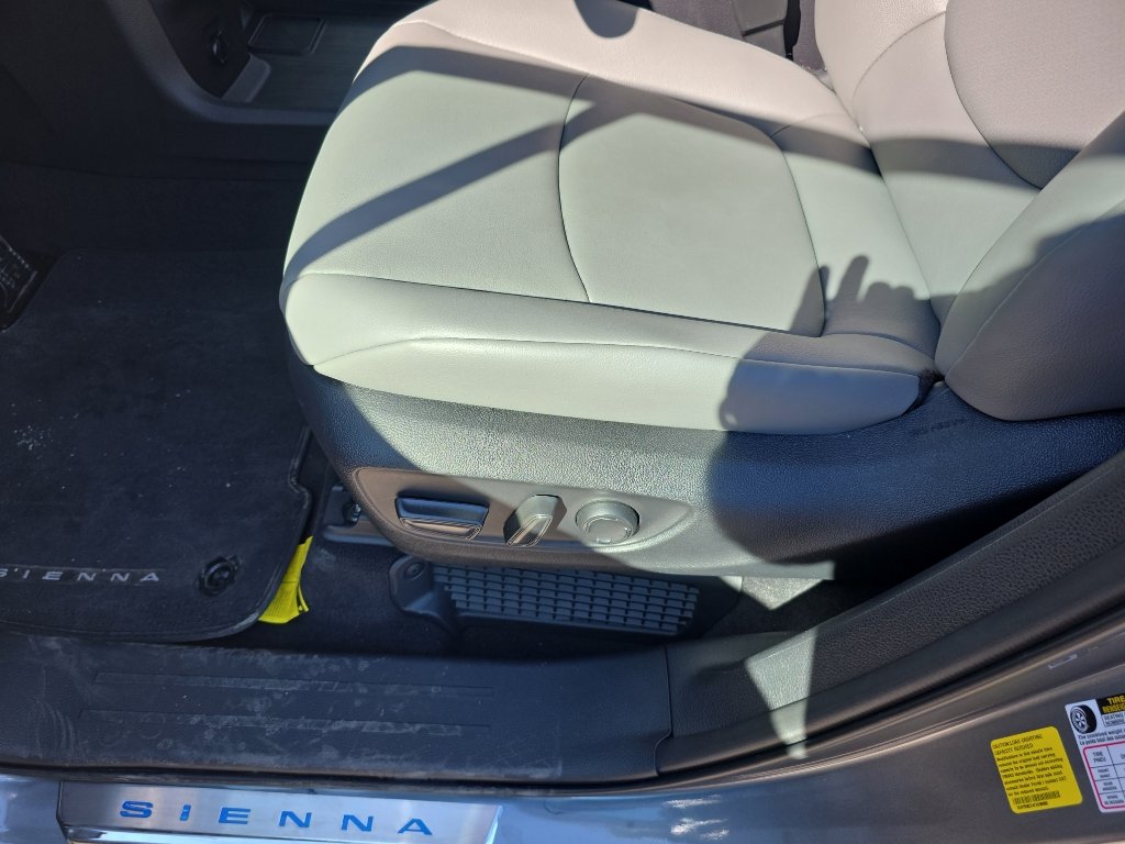 Used 2026 Toyota Sienna XLE image 12