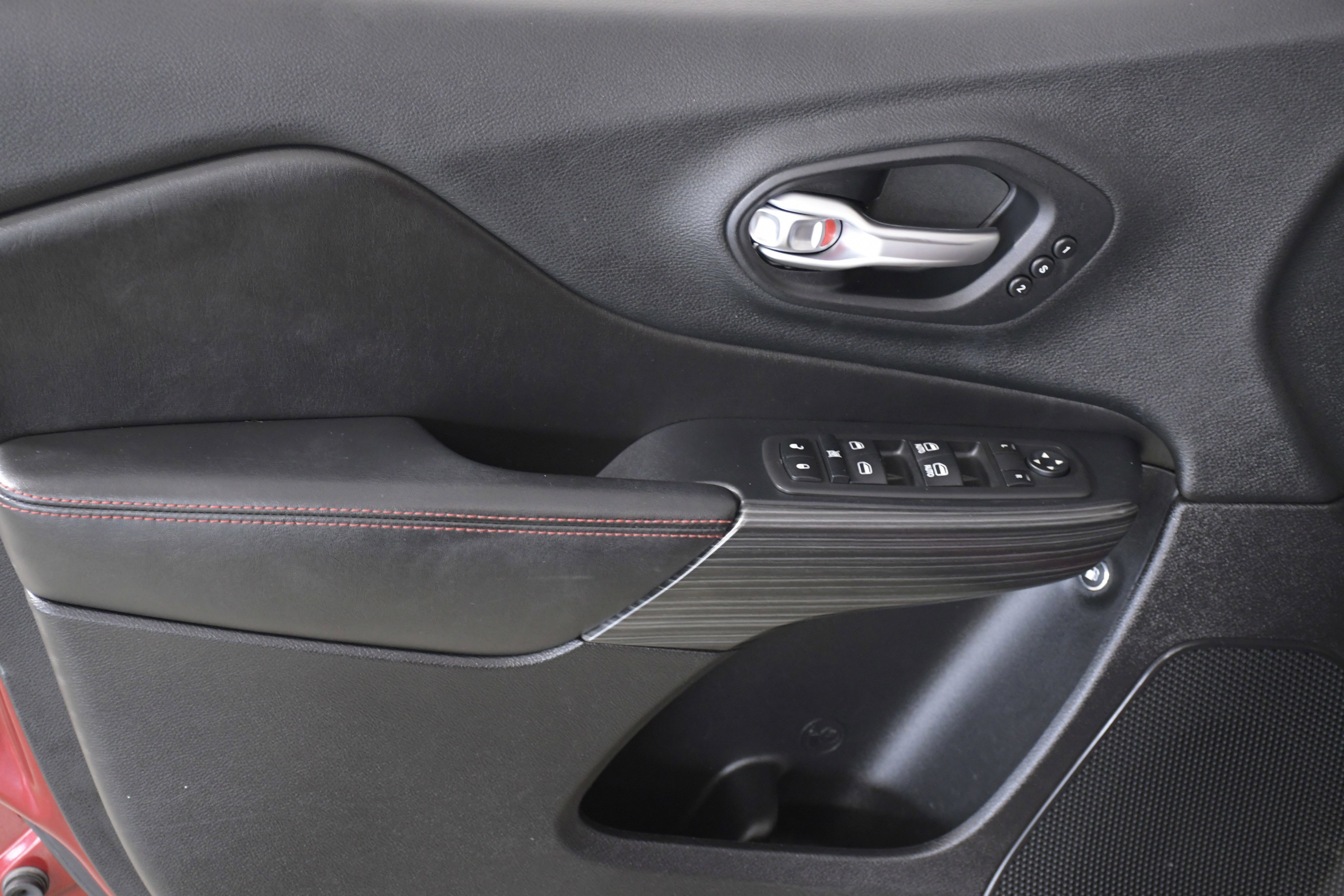 Used 2016 Jeep Cherokee Trailhawk w/ Comfort/Convenience Group image 23