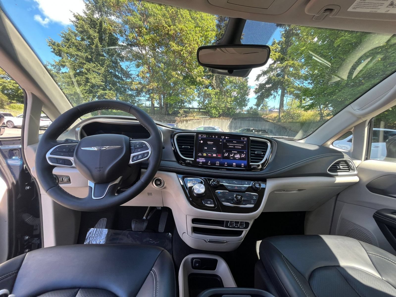 Used 2023 Chrysler Pacifica Touring-L FWD image 36
