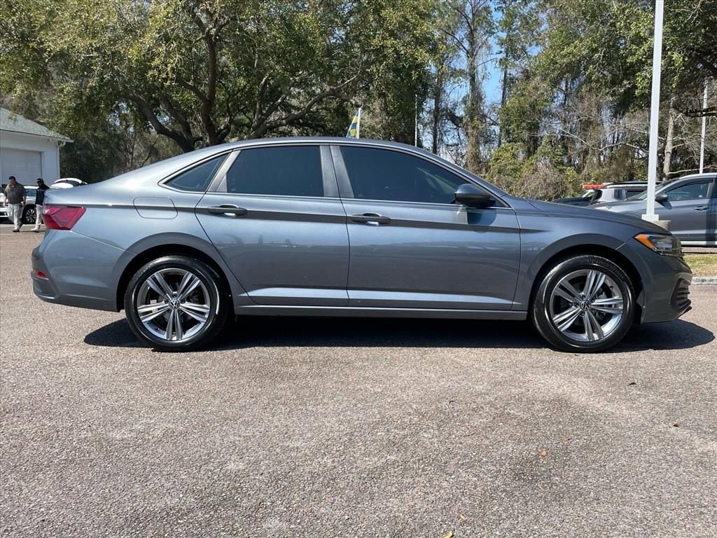 Used 2023 Volkswagen Jetta SE image 2