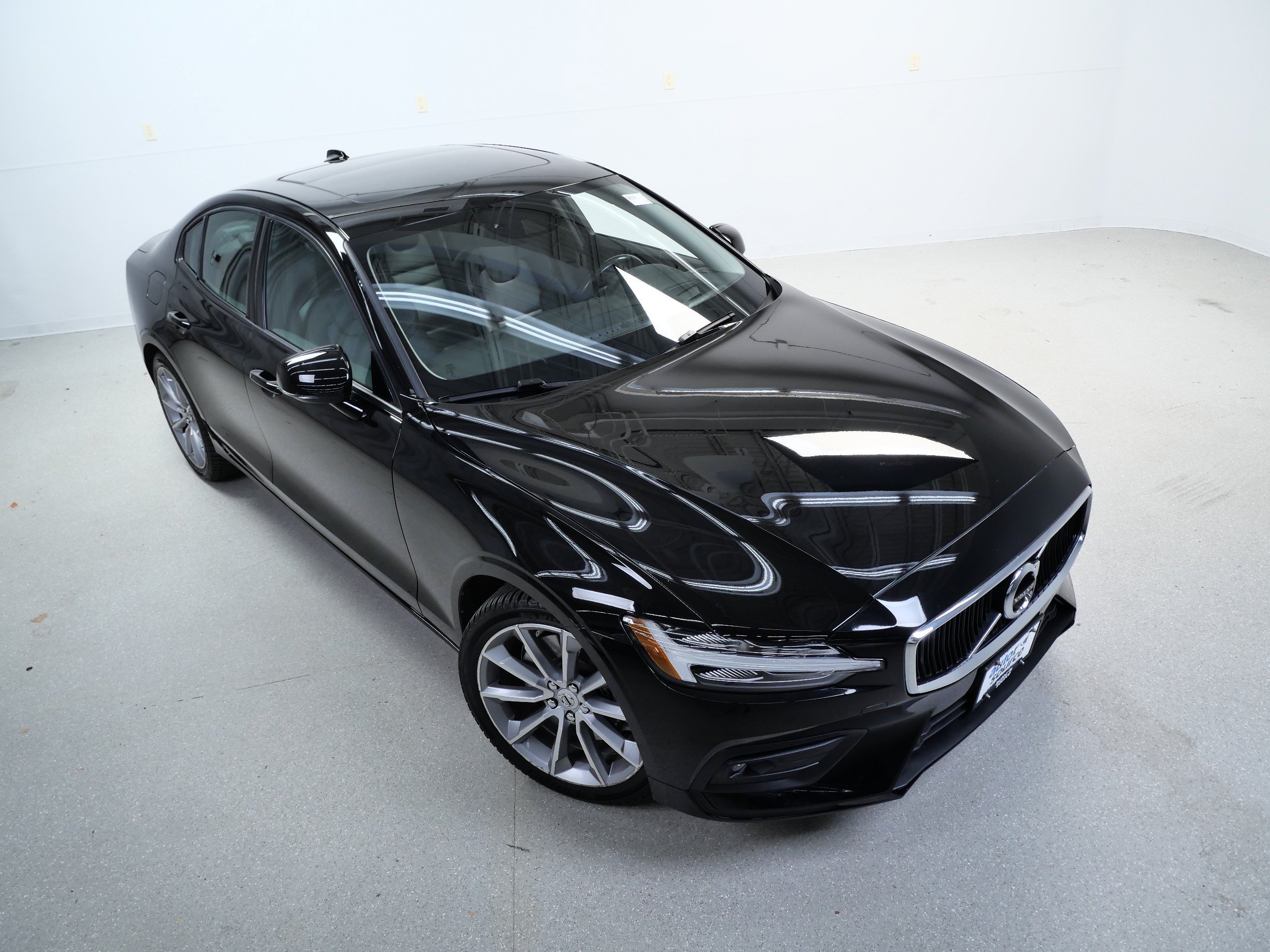 Used 2021 Volvo S60 T6 Momentum AWD/4WD image 4