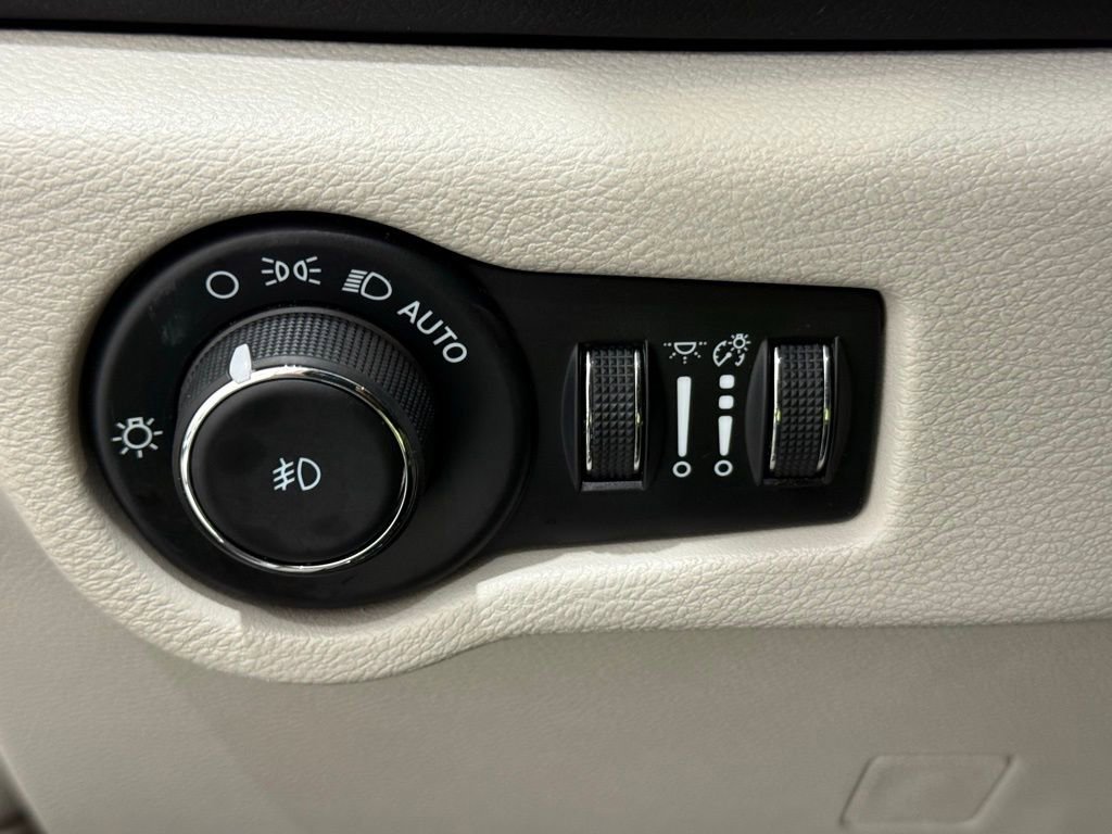 Used 2024 Chrysler Pacifica Touring-L image 32