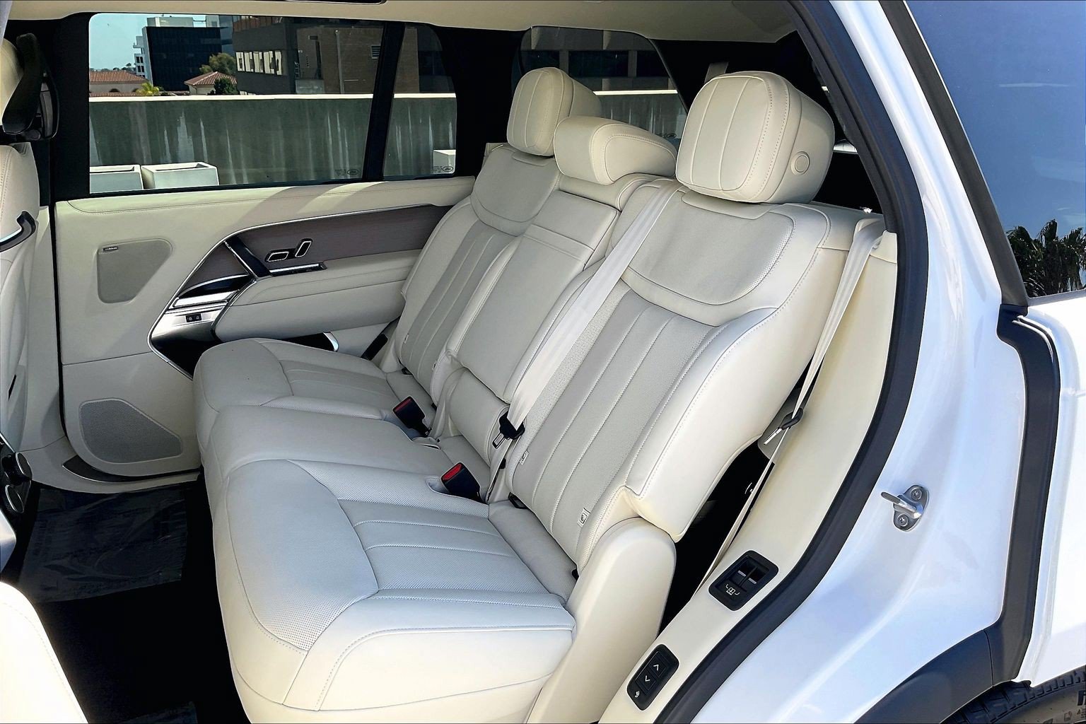 New 2026 Land Rover Range Rover Long Wheelbase SE AWD/4WD image 17