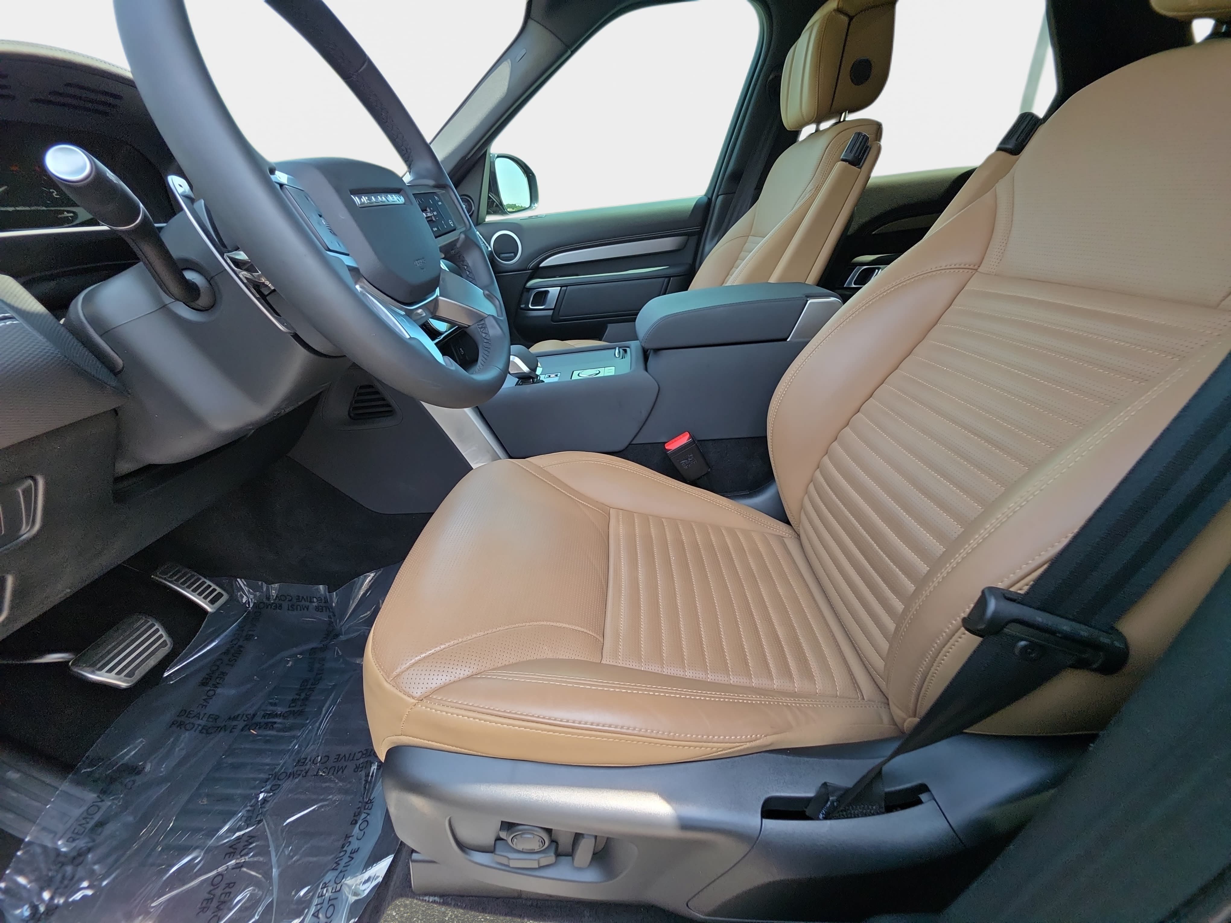 Used 2025 Land Rover Discovery Dynamic SE AWD/4WD image 17