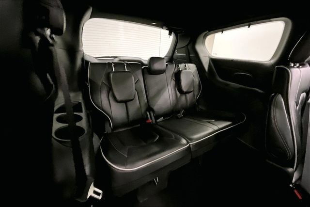 Used 2025 Chrysler Pacifica Limited image 30