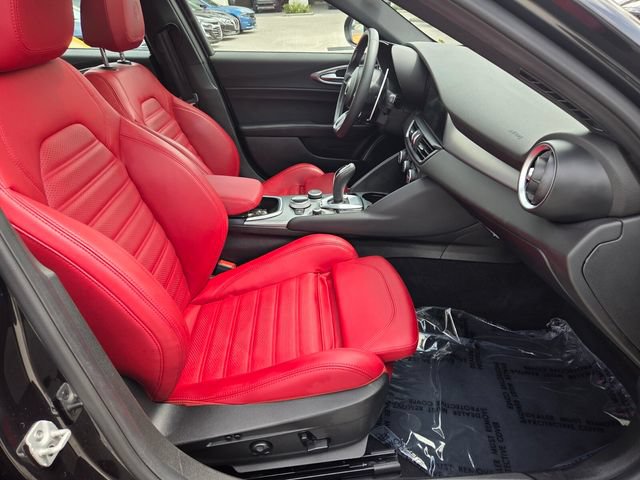 Used 2025 Alfa Romeo Giulia AWD w/ Veloce Package AWD image 17