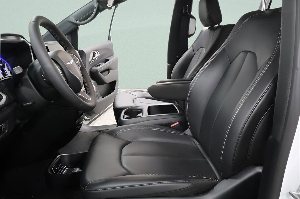 Used 2026 Chrysler Pacifica Select image 20