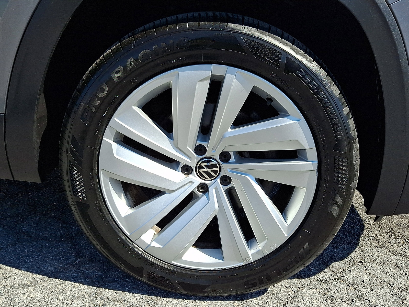 Used 2020 Volkswagen Atlas Cross Sport SE w/ Towing Package image 8