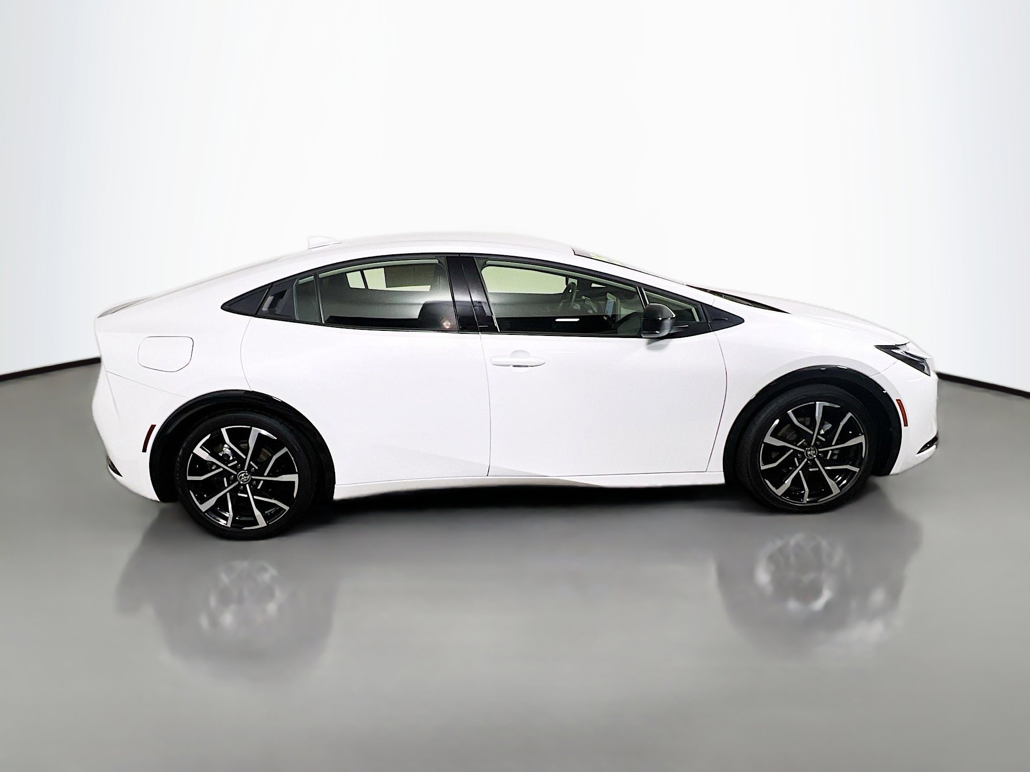 Used 2025 Toyota Prius Plug-In Hybrid FWD image 3