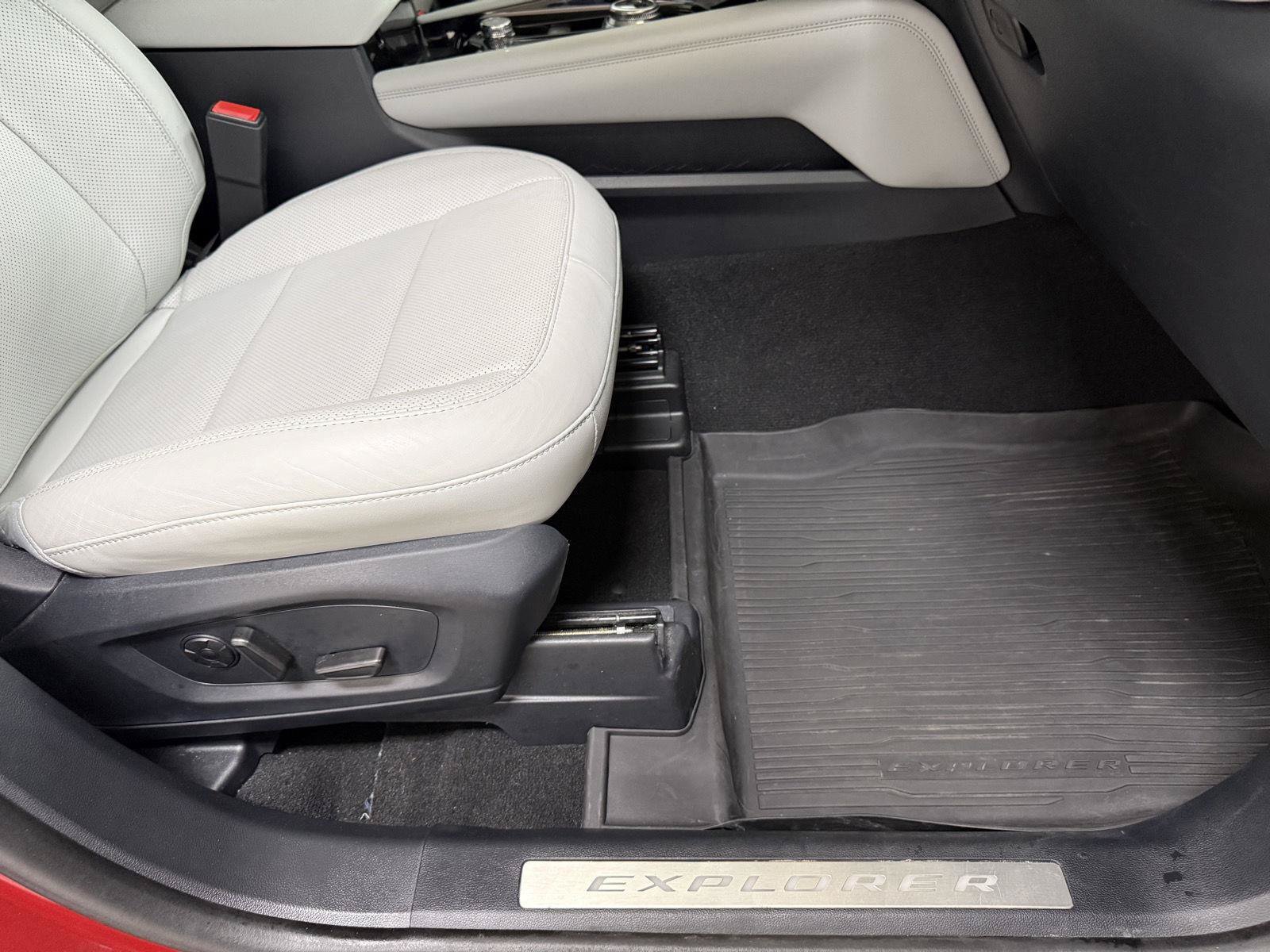Used 2025 Ford Explorer Platinum w/ LUX Leather Package AWD/4WD image 33