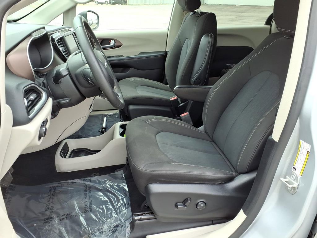 Used 2023 Chrysler Voyager LX image 22