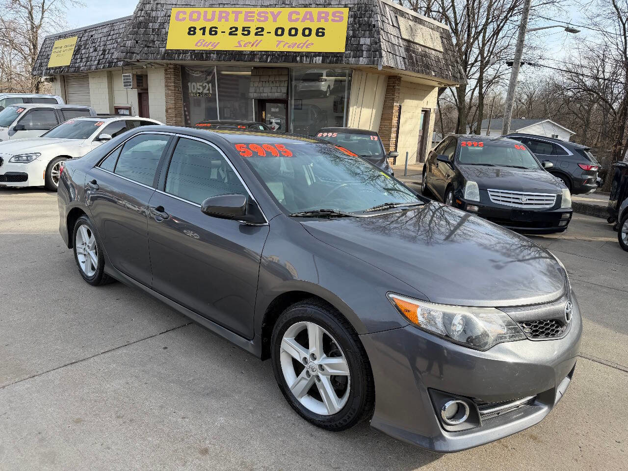 Used 2012 Toyota Camry SE image 1