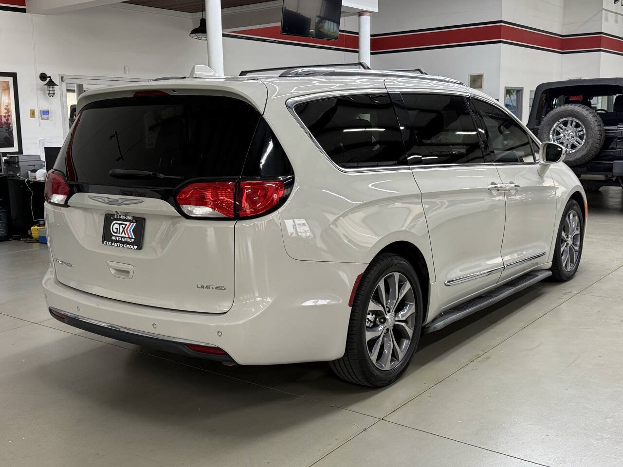 Used 2017 Chrysler Pacifica Limited w/ UConnect Theater Package FWD image 2