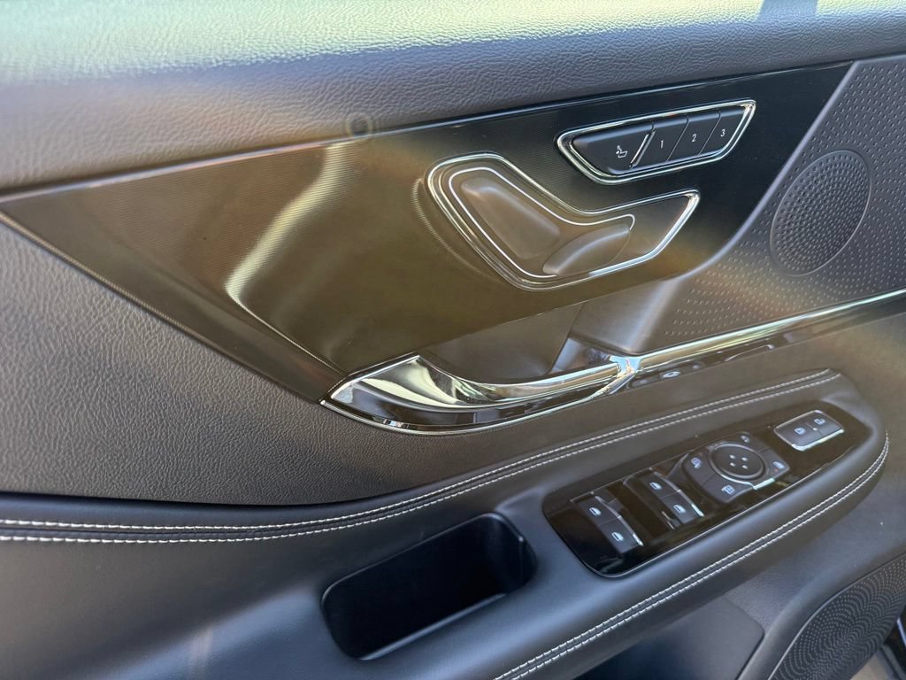 Used 2025 Lincoln Corsair AWD image 13